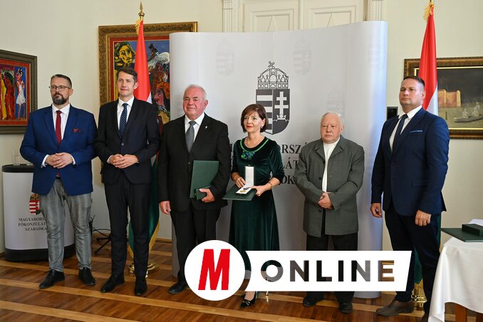 A kitüntetettek és felterjesztőik (Molnár Edvárd felvétele)