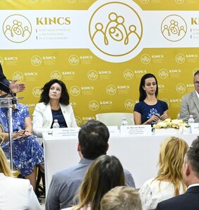 Rétvári Bence beszél. Ülnek: Fűrész Tünde, Koncz Zsófia, Horváth László és Hal Melinda (Fotó: MTI)