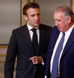 Emmanuel Macron francia államfő (balról) elfogadta François Bayrou miniszterelnök lemondását (Fotó: leparisien.fr)