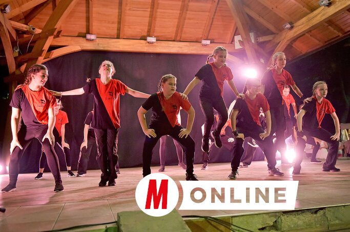 Az M-Dance Stúdió fiataljai „felrobbantották” a színpadot a koreográfiájukkal (Gergely Árpád felvétele) Az M-Dance Stúdió fiataljai „felrobbantották” a színpadot a koreográfiájukkal (Gergely Árpád felvétele)