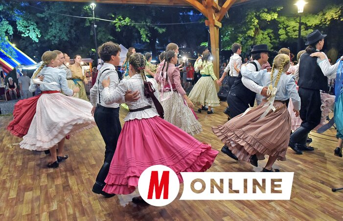 Szállt az ének, pörgött a szoknya… A Szikra néptáncegyüttes felemelő produkciója vastapsot kapott (Gergely Árpád felvétele) Szállt az ének, pörgött a szoknya… A Szikra néptáncegyüttes felemelő produkciója vastapsot kapott (Gergely Árpád felvétele)