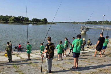 A gátnál próbálkoztak a gyerekek (Fotó: EUR Jezero)