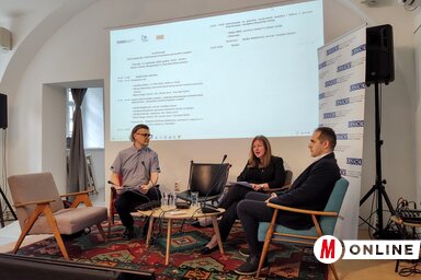 A közérdeket szolgálja, ha az újságírás nyomásgyakorlás nélküli, hangzott el – Borisz Varga, Caroline Hidea és Szteván Szamocseta (Fotó: Virág Árpád)