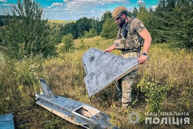 Orosz Gerbera drón roncsait begyűjtő ukrán katona Kijev megyében (Fotó: 112.ua)