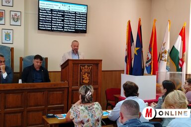 A polgármester többször is magyarázatot fűzött az ülésen az elhangzottakhoz (Fotó: Tóth Péter felvétele)
