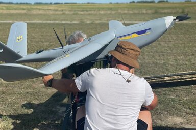 Ukrán munkások felderítő drónt készítenek elő repülésre (Fotó: NPR)