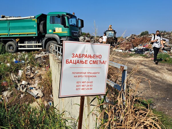 Az önkormányzat illetékes szolgálataiban feljelentést tehetünk, ha valakit illegális szemétlerakáson érünk tetten. A 021/487-24-02-es, a 487-24-03-as és 487-24-04-es telefonszámokon fogadják a bejelentéseket (Fotó: novisad.rs)