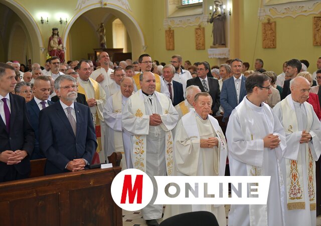 Paptársai és a világi vezetők is jelen voltak (Fotó: Gergely József) Paptársai és a világi vezetők is jelen voltak (Fotó: Gergely József)