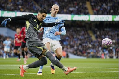 Altay Bayındır (elöl), a United kapusa és Erling Haaland (Fotó: Beta/AP)