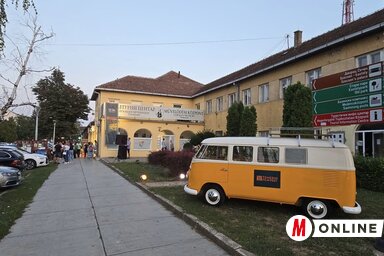 A fesztivál központi helyszíne a temerini Művelődési Központ – a bejárat előtt a sárga kisbusz jelezte: ismét filmfesztivál van Temerinben (Fotó: Vámos Arnold felvétele)