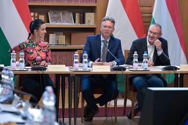 Hankó Balázs miniszter középen, Koncz Zsófia balról az első (Fotó: MTI)
