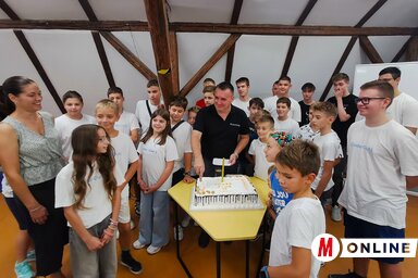 Vörös Csaba, a Coder Club alapító elnöke a tagokkal és a születésnapi tortával (Fotó: Herczeg Elizabetta felvétele)