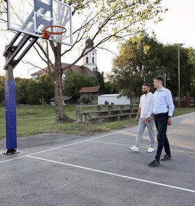 A felújított sportpályán állították fel a Gyöngyösbokréta színpadát