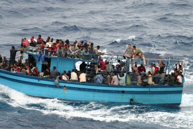 Illegális migránsokat szállító kishajó a Földközi-tengeren (Fotó: cfr.org)