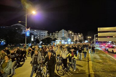A tiltakozók a bíróság épületéhez vonulnak, ahol a letartóztatott társaik szabadon bocsátását követelik (Fotó: 021.rs)
