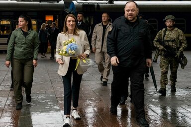 Kijevbe érkezett tegnap Roberta Metsola (középen), az EP elnöke, aki vendéglátóival az Ukrajnának szánt uniós támogatásokról, s az Oroszország elleni szankciókról egyeztetett vendéglátóival