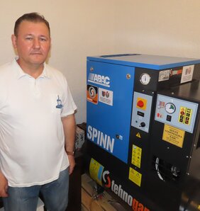 Hényel Csaba a tartományi támogatásból vásárolt kompresszorral (Csincsik Zsolt felvétele)