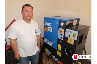 Hényel Csaba a tartományi támogatásból vásárolt kompresszorral (Csincsik Zsolt felvétele)