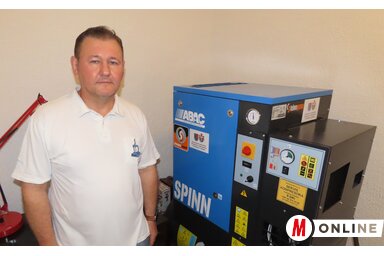 Hényel Csaba a tartományi támogatásból vásárolt kompresszorral (Csincsik Zsolt felvétele)