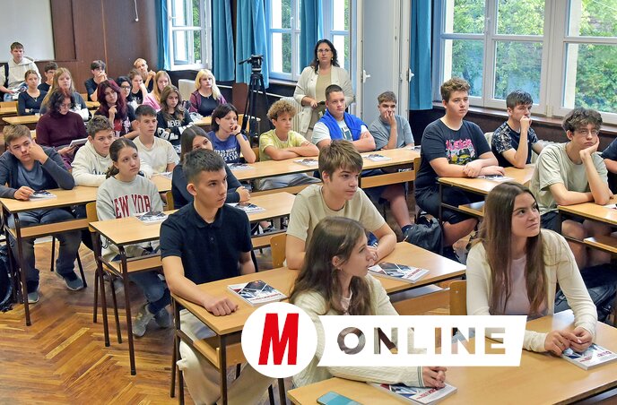 Idén 1074 magyar elsős diák kapja kézhez a könyvet (Fotó: Gergely Árpád)