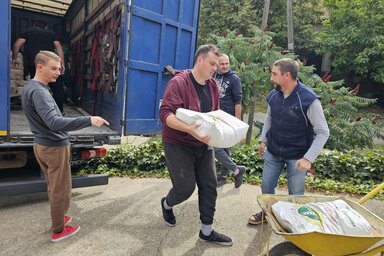 A Magyarok Kenyere program keretében megkezdődött a lisztadományok kiosztása a gyermekekkel foglalkozó szervezetek számára (Fotó: VASZ)