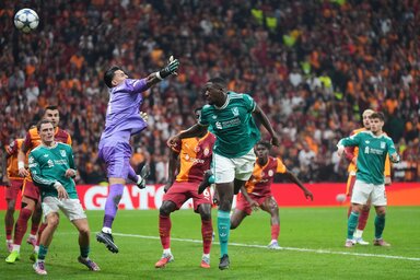 A Galatasary védelme, élén Uğurcan Çakır kapussal (lilában), kitartott a végsőkig (Fotó: Beta/AP)