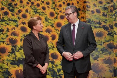 Mette Frederiksen dán miniszterelnök az Európai Politikai Közösség (EPC) koppenhágai ülését megelőzően üdvözli Aleksandar Vučić szerb elnököt (Fotó: Beta)