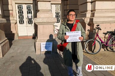 Dömötör Filipčev Krisztina az óbecsei községháza épülete előtt (Fotó: Kancsár Izabella felvétele)