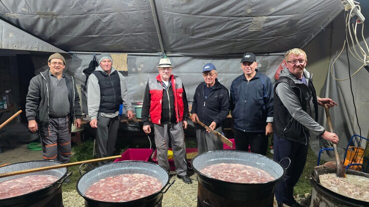 A bográcsokban rotyogott a birkapaprikás (Fotó: Varga Zoltán felvétele) A bográcsokban rotyogott a birkapaprikás (Fotó: Varga Zoltán felvétele)