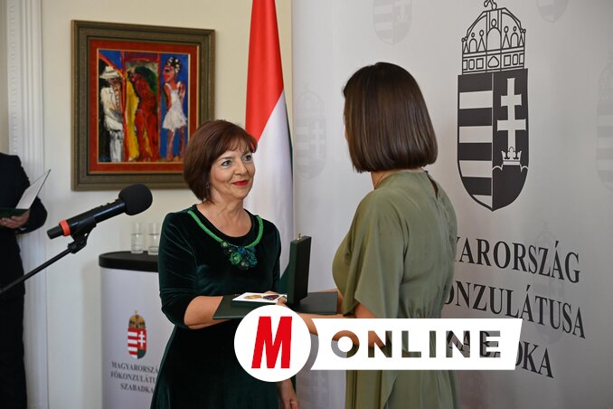 Az elismerést Csallóközi Esztertől, Magyarország szabadkai főkonzuljától vehette át (Fotó: Molnár Edvárd felvétele)