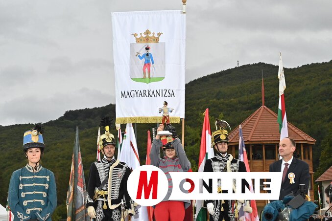 A győztesnek járó Herendi porcelánnal (Ótos András felvétele) A győztesnek járó Herendi porcelánnal (Ótos András felvétele)