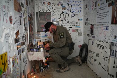 Izraeli katona gyertyákat gyújt az áldozatok emlékére egy óvóhelyen (Fotó: AP via Beta)