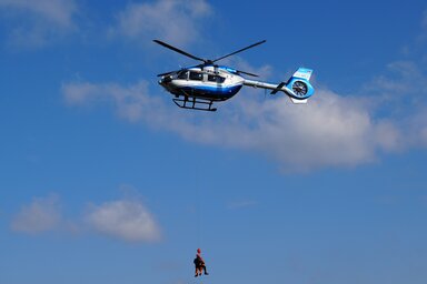 Helikopteres életmentés a tegnapi bemutató gyakorlat során (Belügyminisztérium)