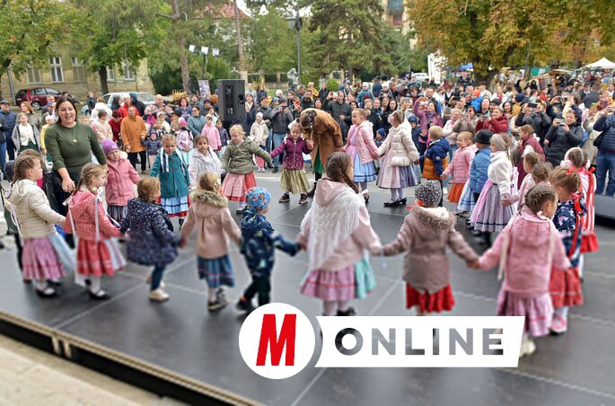 A városháza előtti táncra mindig sokan kíváncsiak (Gergely Árpád felvétele) A városháza előtti táncra mindig sokan kíváncsiak (Gergely Árpád felvétele)