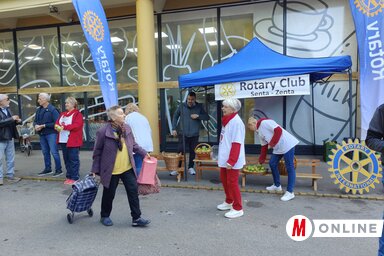 Az akció keretében a zentai rotariánus hölgyek mosolygósra festett almákat kínáltak a lakosok pénzadományaiért cserébe, amit jótékonysági célra fordítanak (Fotó: Horváth Zsolt felvétele)