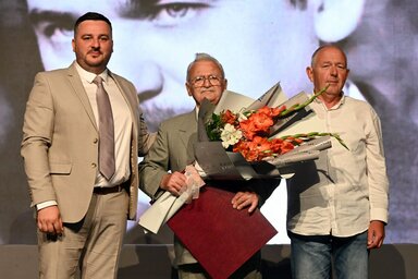 Laskai Benjaminnak Mladen Zec községi elnök, és Pásztor Róbert, a temerini képviselő-testület elnöke nyújtotta át a díszpolgári címet (Varga Zoltán felvétele)