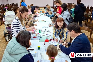 A program kézműves részében a gyermekek gyöngyökből zajkeltő eszközöket készíthettek. (Képek: Kállai Göblös Nikoletta)