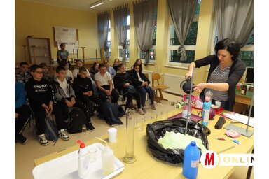 kémia tudományát látványos kísérlettel mutatták be a tanulóknak (Csincsik Zsolt felvétele)