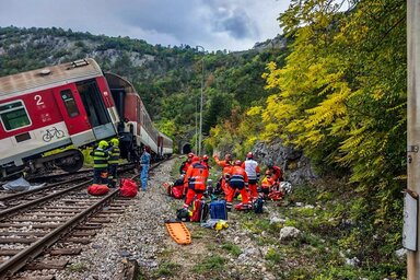 A magyar határtól néhány kilométerre történt szerencsétlenségnek mintegy nyolcvan sérültje van (Fotó: Beta/AP)