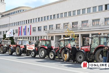 A tiltakozó egyetemisták is támogatásukról biztosították a gazdákat (Fotó: Ótos András felvétele)