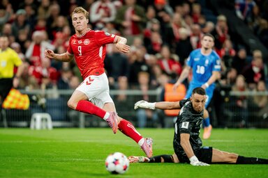 Rasmus Højlund (balról) elegánsan gurított el a görög kapus mellett (Fotó: Beta/AP)