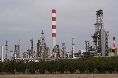 A pancsovai kőolaj-finomító az év végéig tudja folytatni a munkát a felhalmozott tartalékokból (Fotó: Beta)
