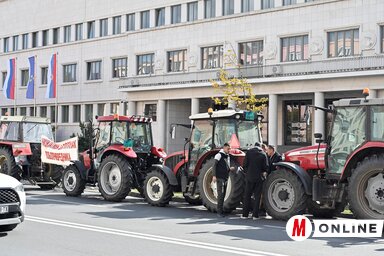 Újvidéken a báni palota előtt tiltakoztak a gazdák (Fotó: Ótos András)