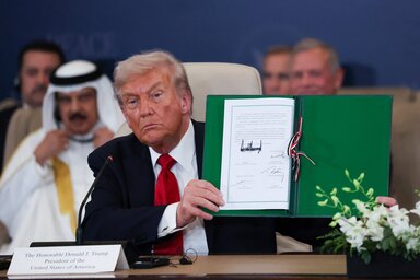 Donald Trump a háborút lezáró szerződéssel (Fotó: AP via Beta)