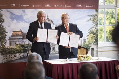 Csányi Sándor OTP-elnök és Orbán Viktor kormányfő az aláírt megállapodással (Fotó: MTI/Miniszterelnöki Kommunikációs Főosztály)
