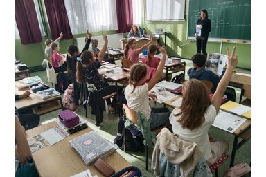 Egy kérdés, száz kéz a magasban – a gyerekek lelkesen jelentkeznek a Jó Pajtás csapatának kérdéseire/Fotó: Varga Anita