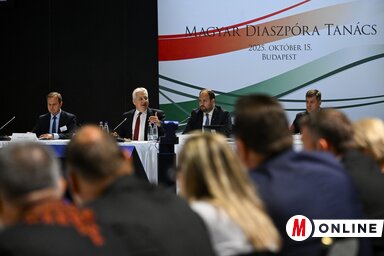 Semjén Zsolt miniszterelnök-helyettes (balról a második) beszédet mond a Magyar Diaszpóra Tanács plenáris ülésén Budapesten (Fotó: MTI)