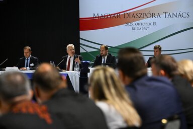 Semjén Zsolt miniszterelnök-helyettes (balról a második) beszédet mond a Magyar Diaszpóra Tanács plenáris ülésén Budapesten (Fotó: MTI)