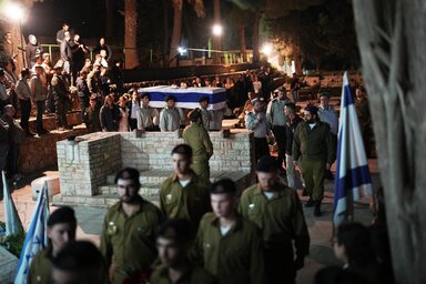 A palesztin iszlamista terrorszervezet kedd késő este adta át a négy holttestet Izraelnek (Fotó: Beta/AP)