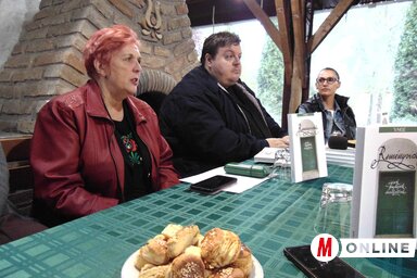 A Reményvidék című kötetről Tóth Lívia szerkesztő, Máriás Endre, a VMÚE elnöke és Madár Anikó, a VMÚE alelnöke beszélt (Fotó: Vidács Hajnalka felvétele)